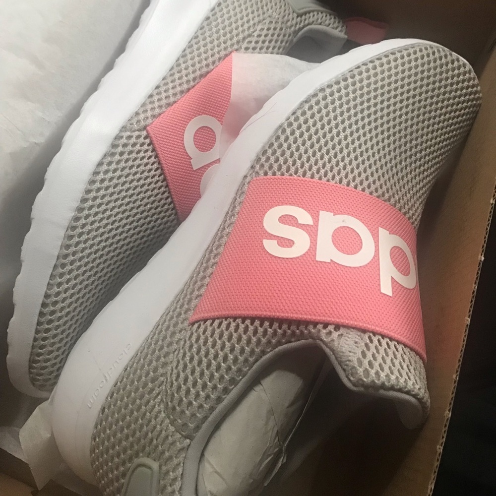 Big kid’s Addidas!! 5.5 NEVER WORN